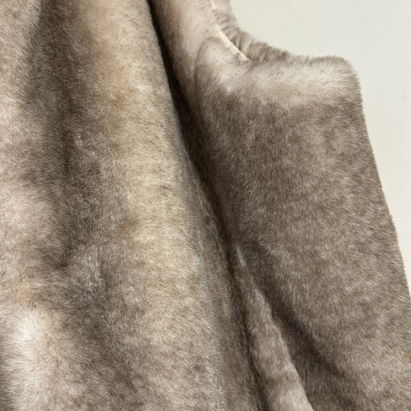 NWT Loft Faux Fur vest neutral cream gray with pockets vegan hidden closure - Picture 7 of 7